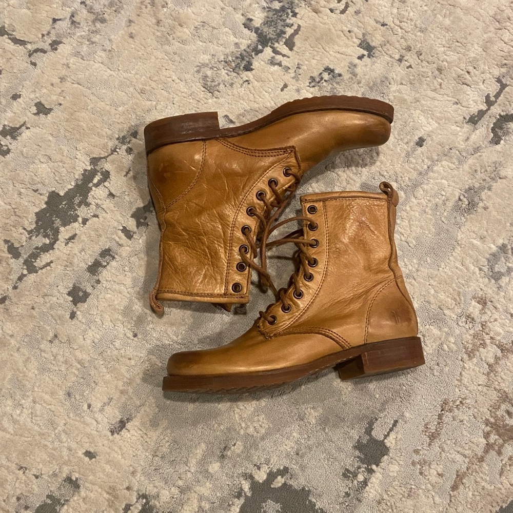 Frye Veronica 76276 Combat Boots in GREAT used condition
Size 6.5 - Picture 3 of 14